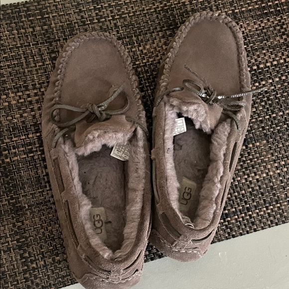 WOMEN'S UGG DAKOTA – COZY SUEDE MOCCASIN WITH WOOL LINING - Picture 2 of 6